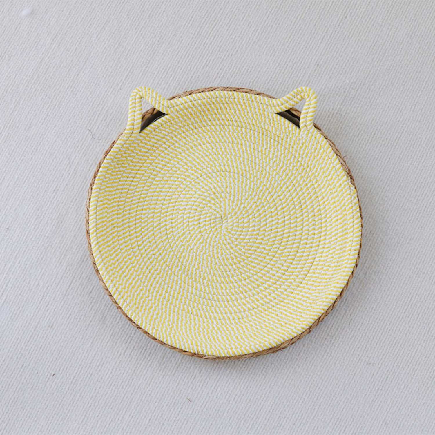 kattenbed groot rattan ronde mand met katvorm oren geel